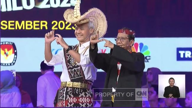 1703424072_foto-ganjar-pranowo-mahfud-md-menggunakan-baju-daerah-youtube-cnn_169.png